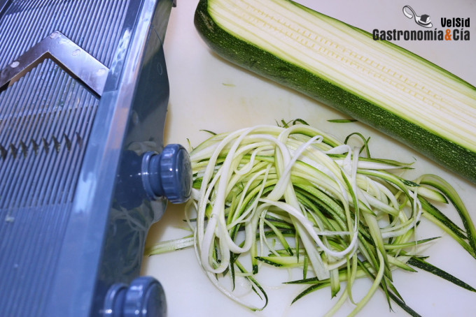 Cómo hacer tallarines vegetales con el espiralizador sin protector de dedos