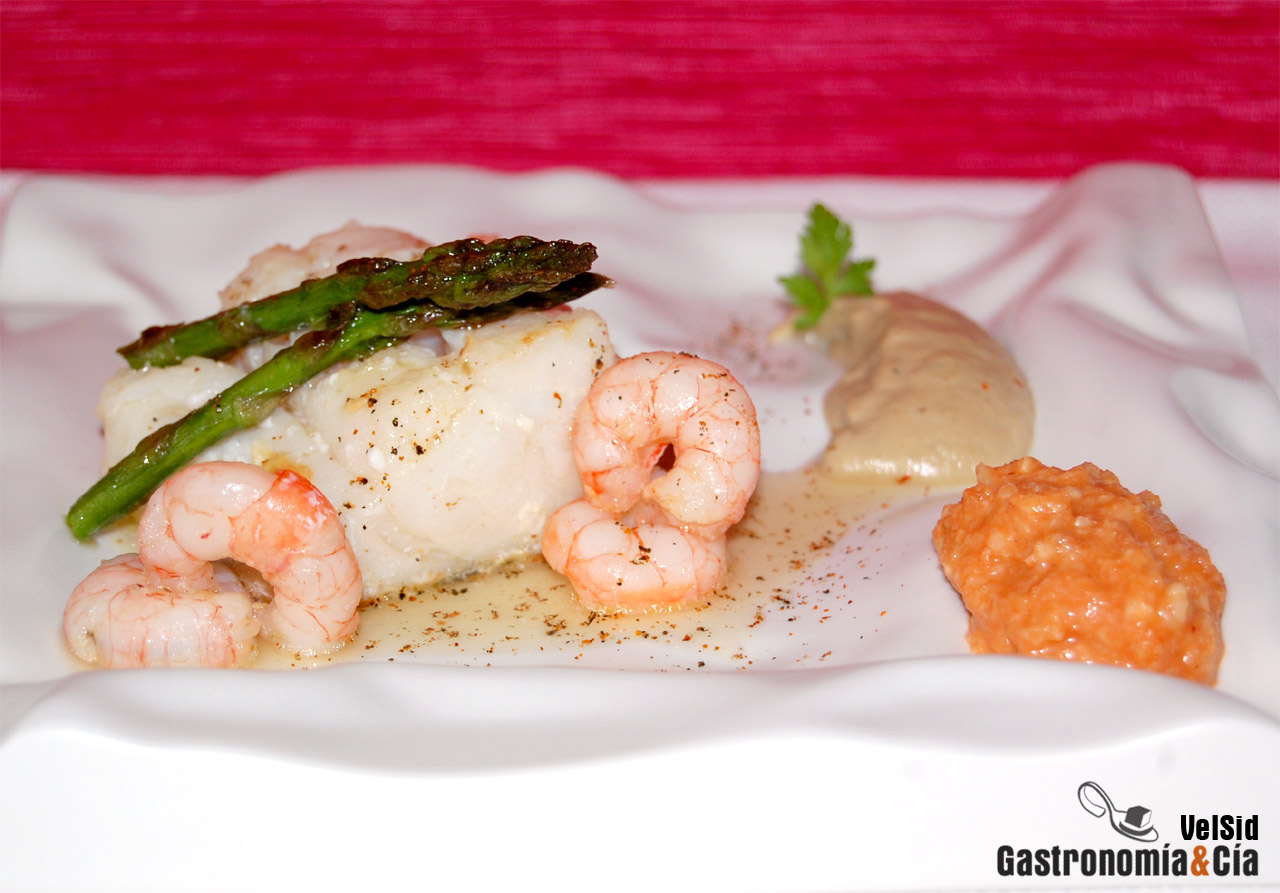 Bacalao con gambas, berenjena y romesco