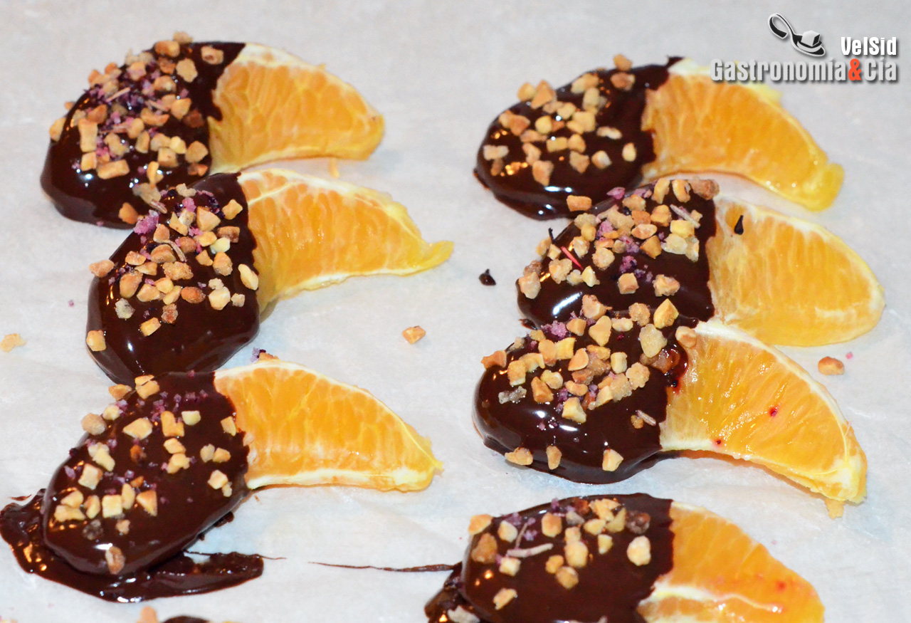 Bombones de chocolate, naranja natural y sal de hibisco