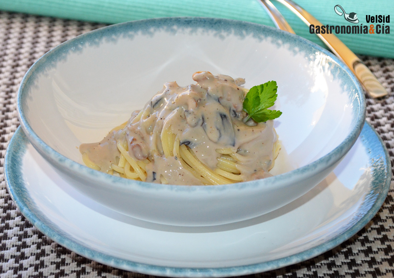 Espaguetis con salsa de queso azul y trompeta negra