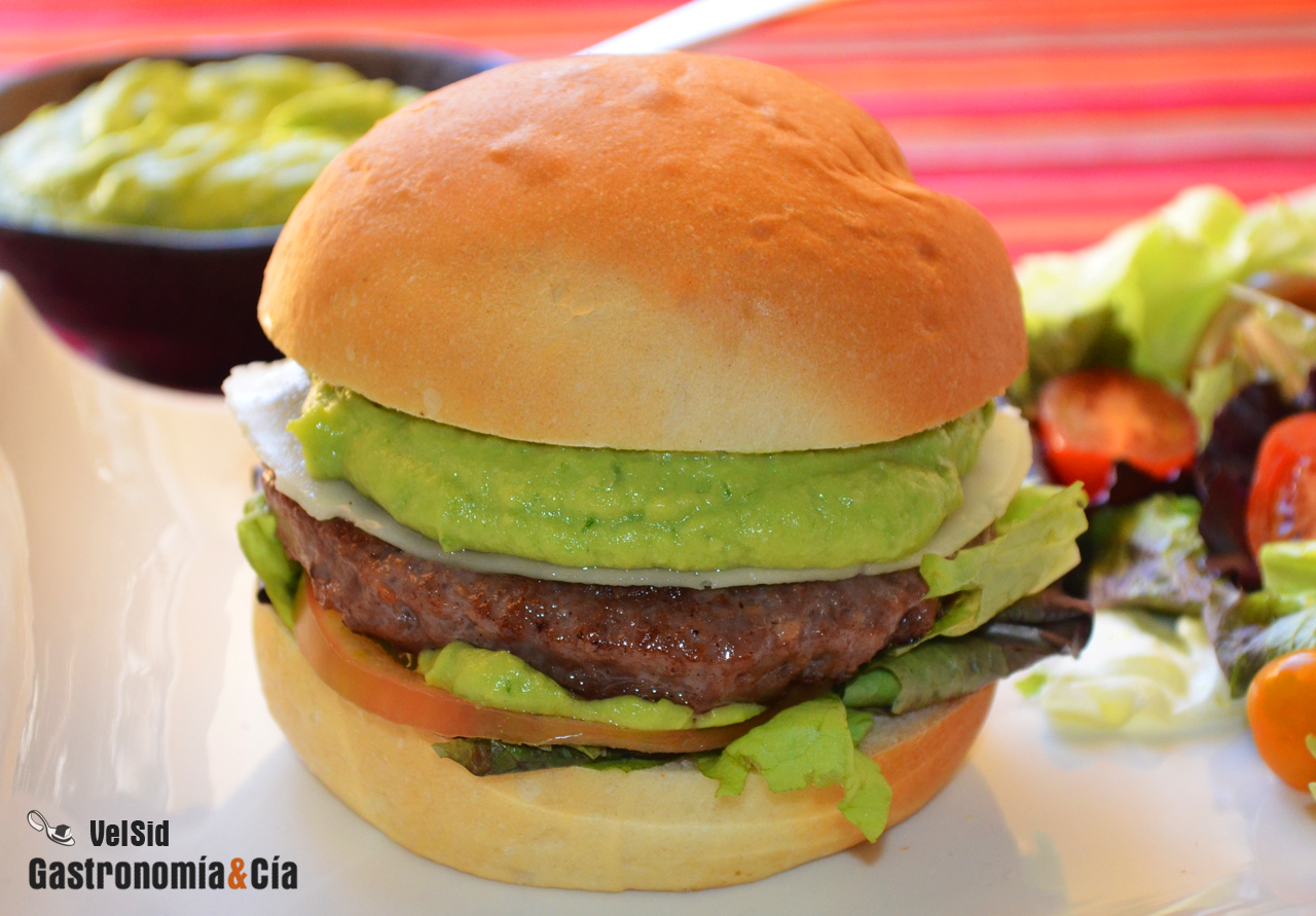 Hamburguesa de vacuno con tomate queso y alioli de agua