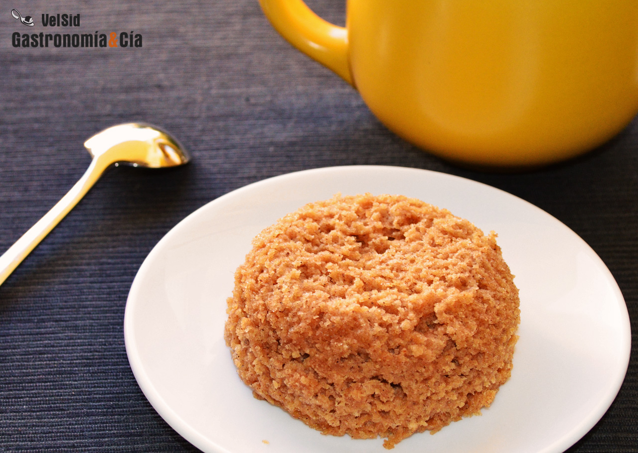 Bizcocho de manzana y canela en taza (sin huevo)