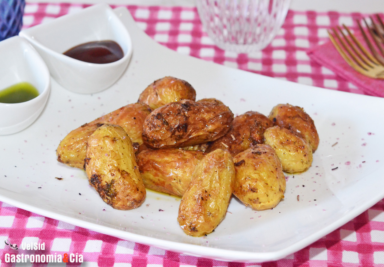 Patatas de guarnición asadas enteras