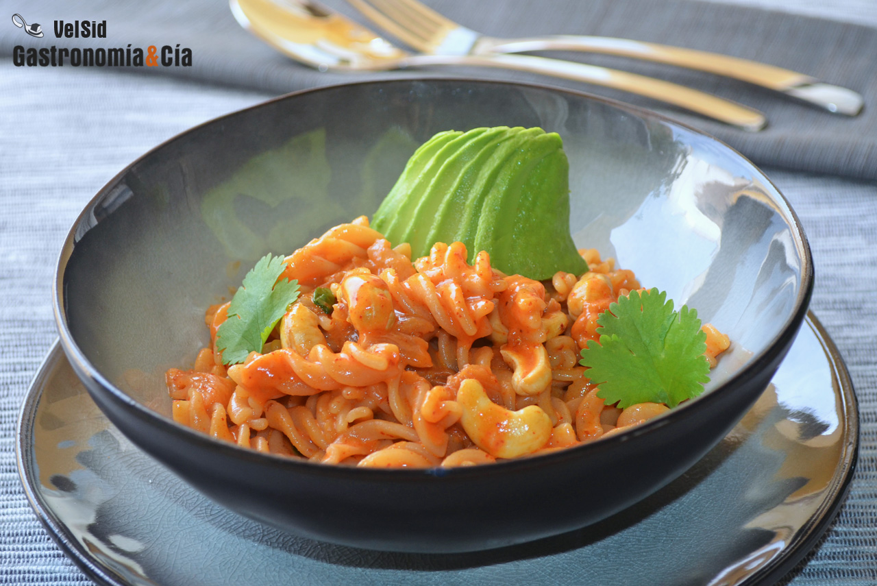 Pasta de lentejas rojas con kimchi y leche de coco