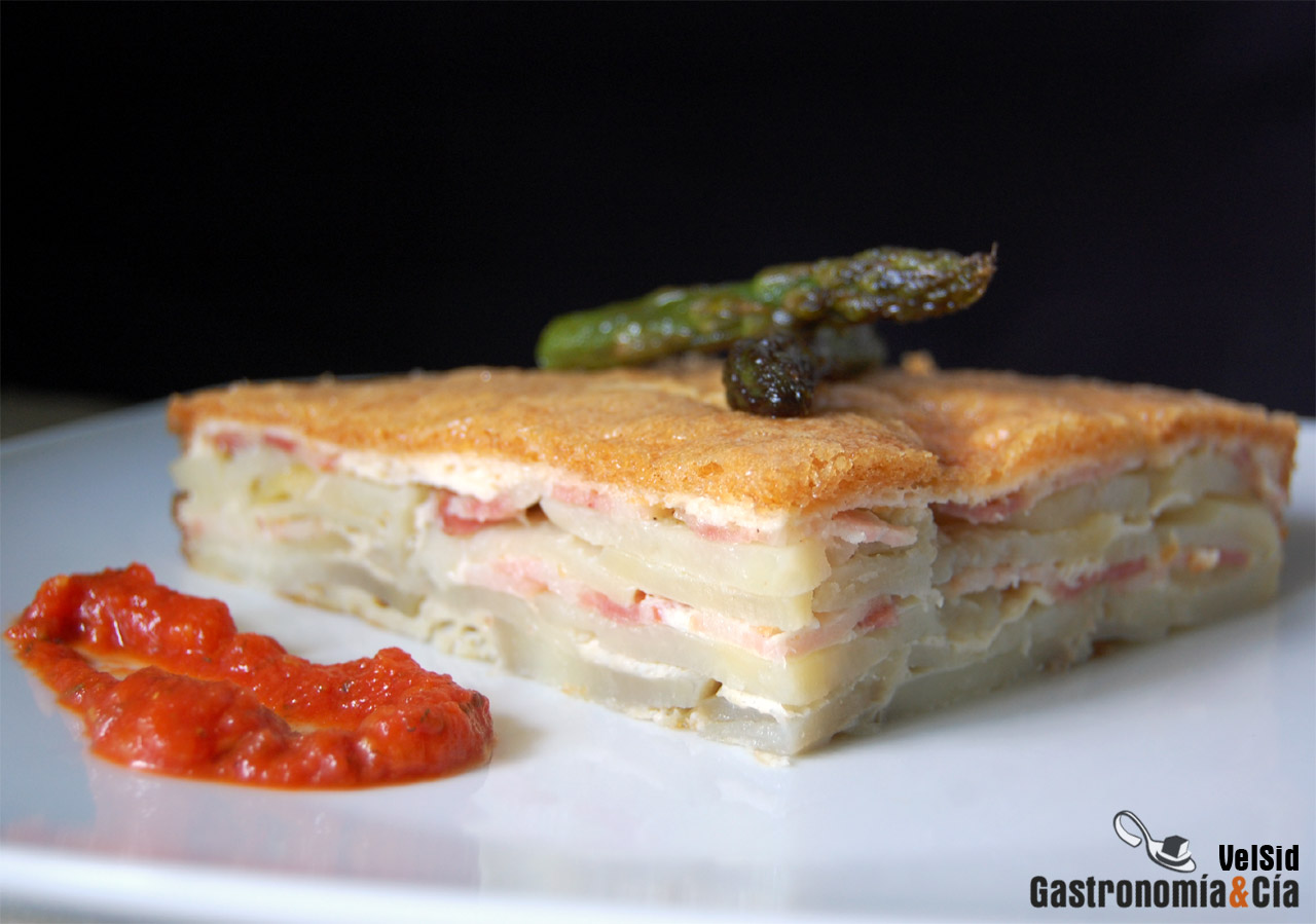 Pastel de patata y muselina de ajo