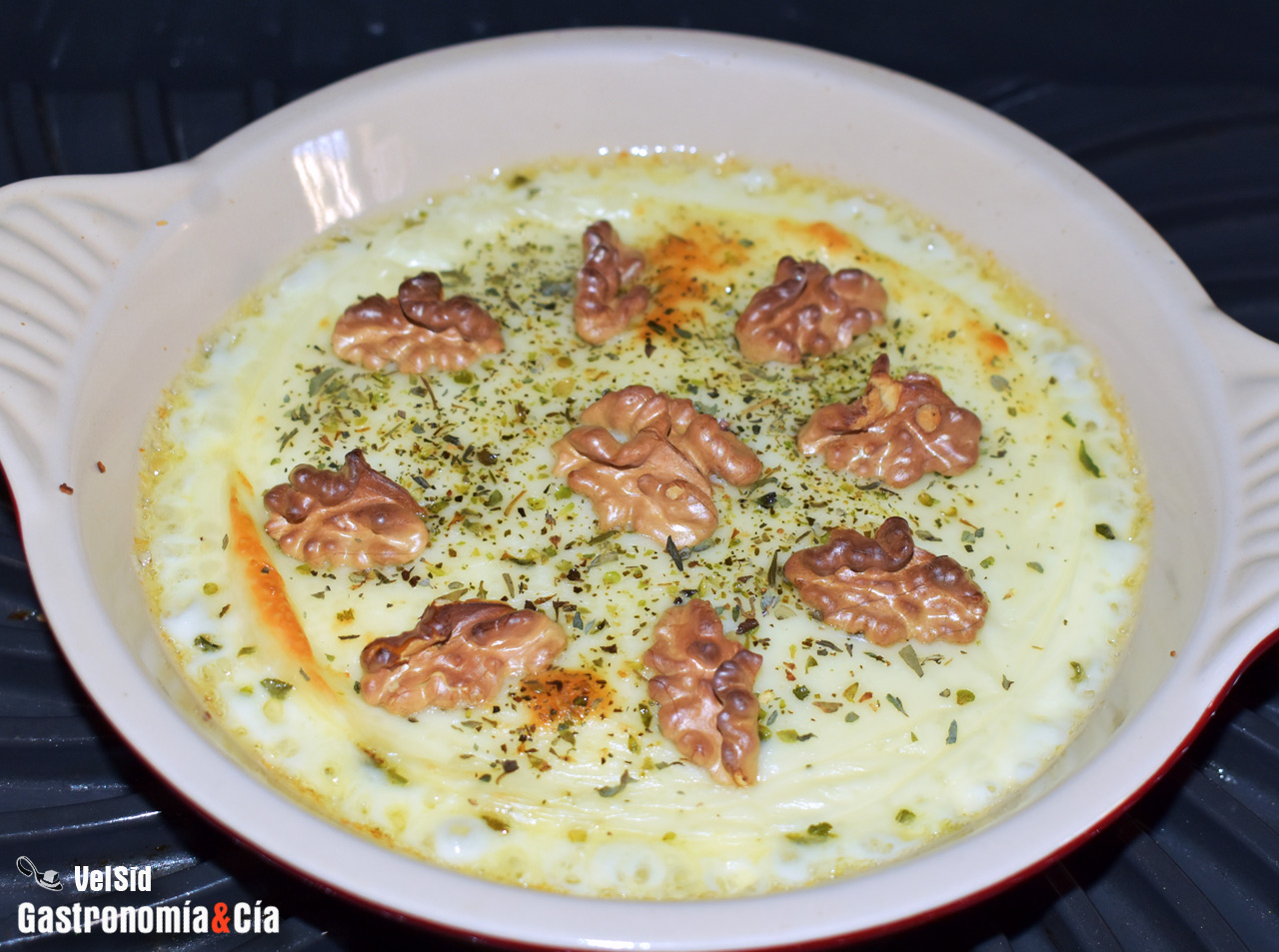 Provolone fundido con nueces y aceite de chile crujient