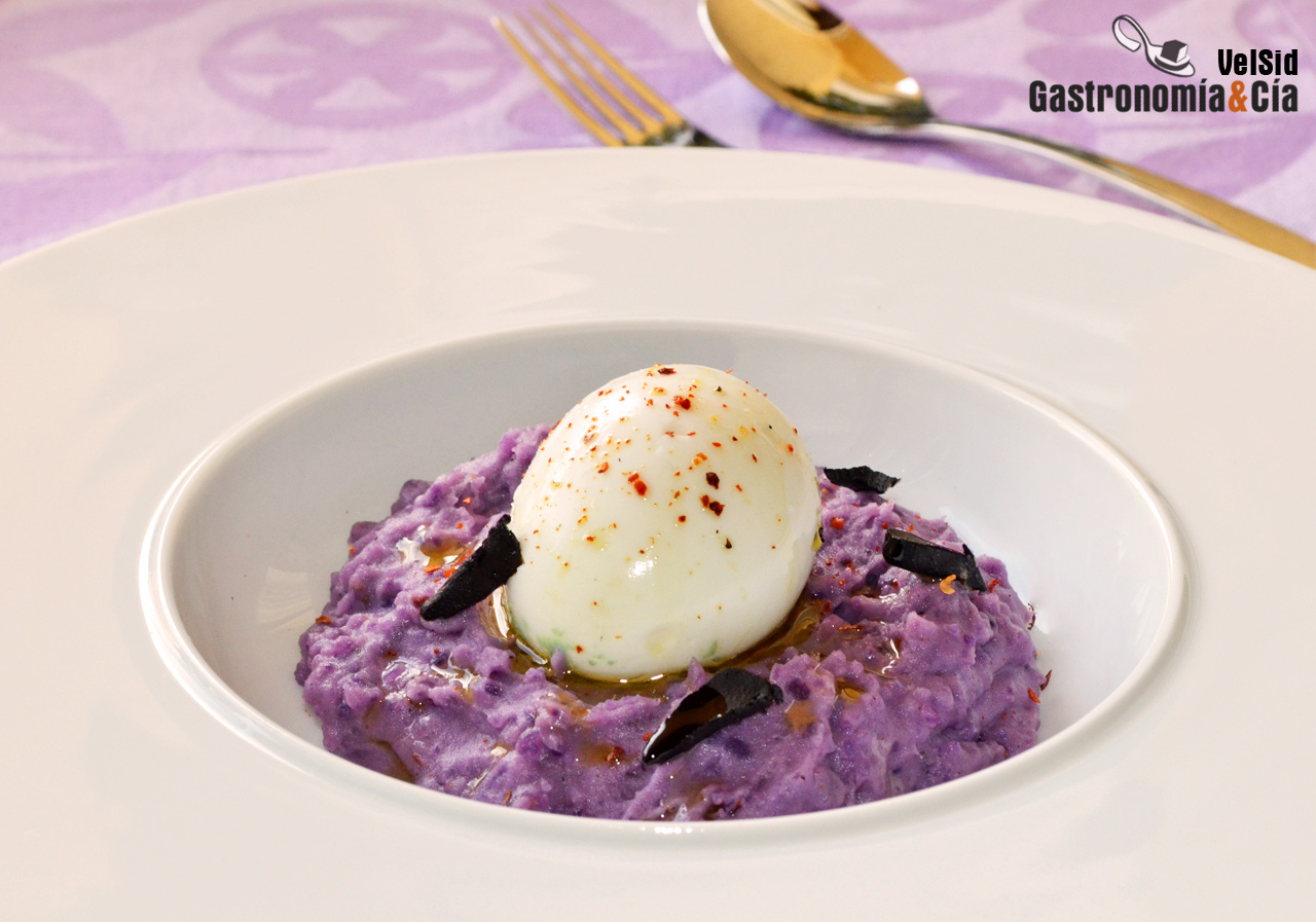 Puré de patata violeta con huevo mollet