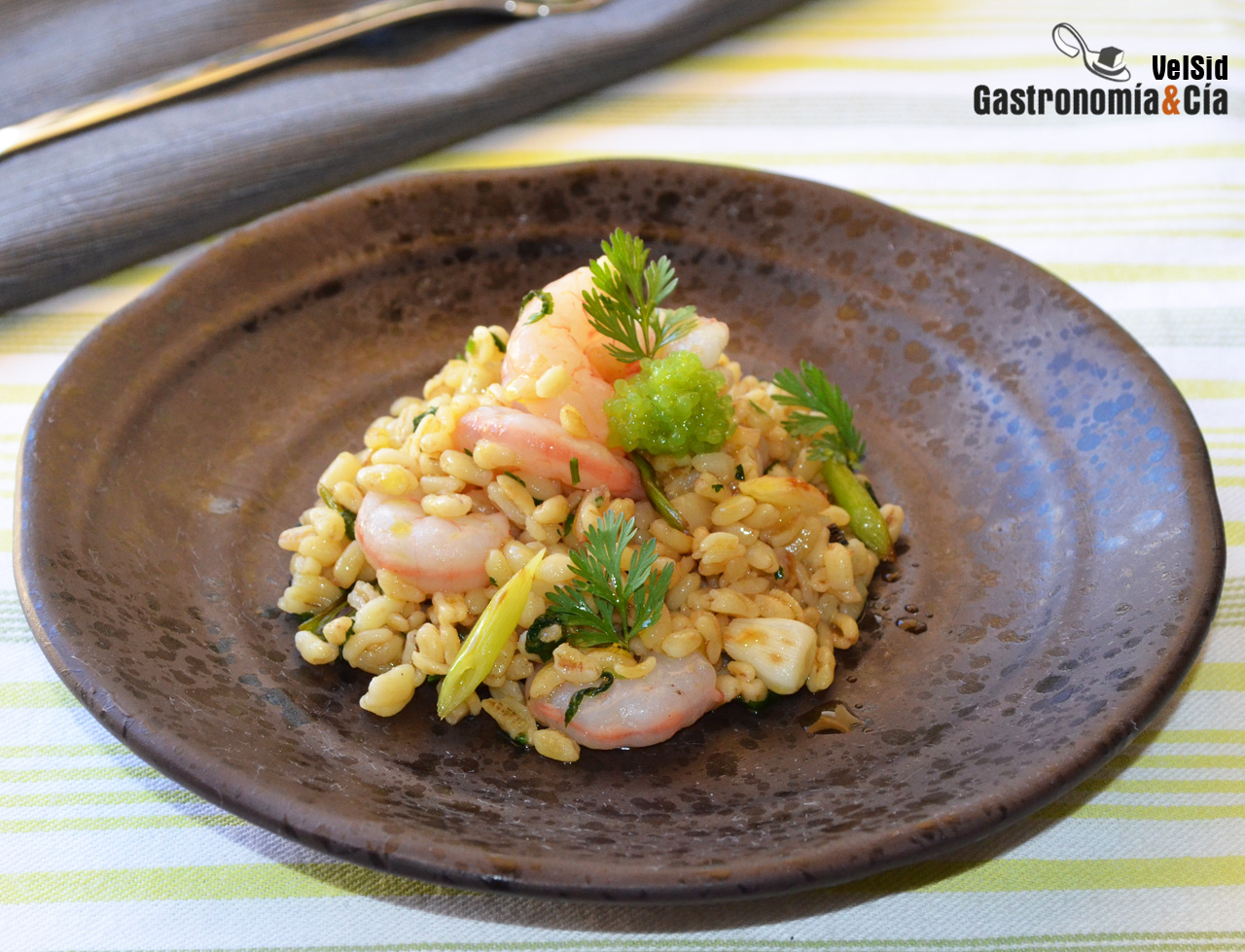 Trigo tierno con gambas y cilantro