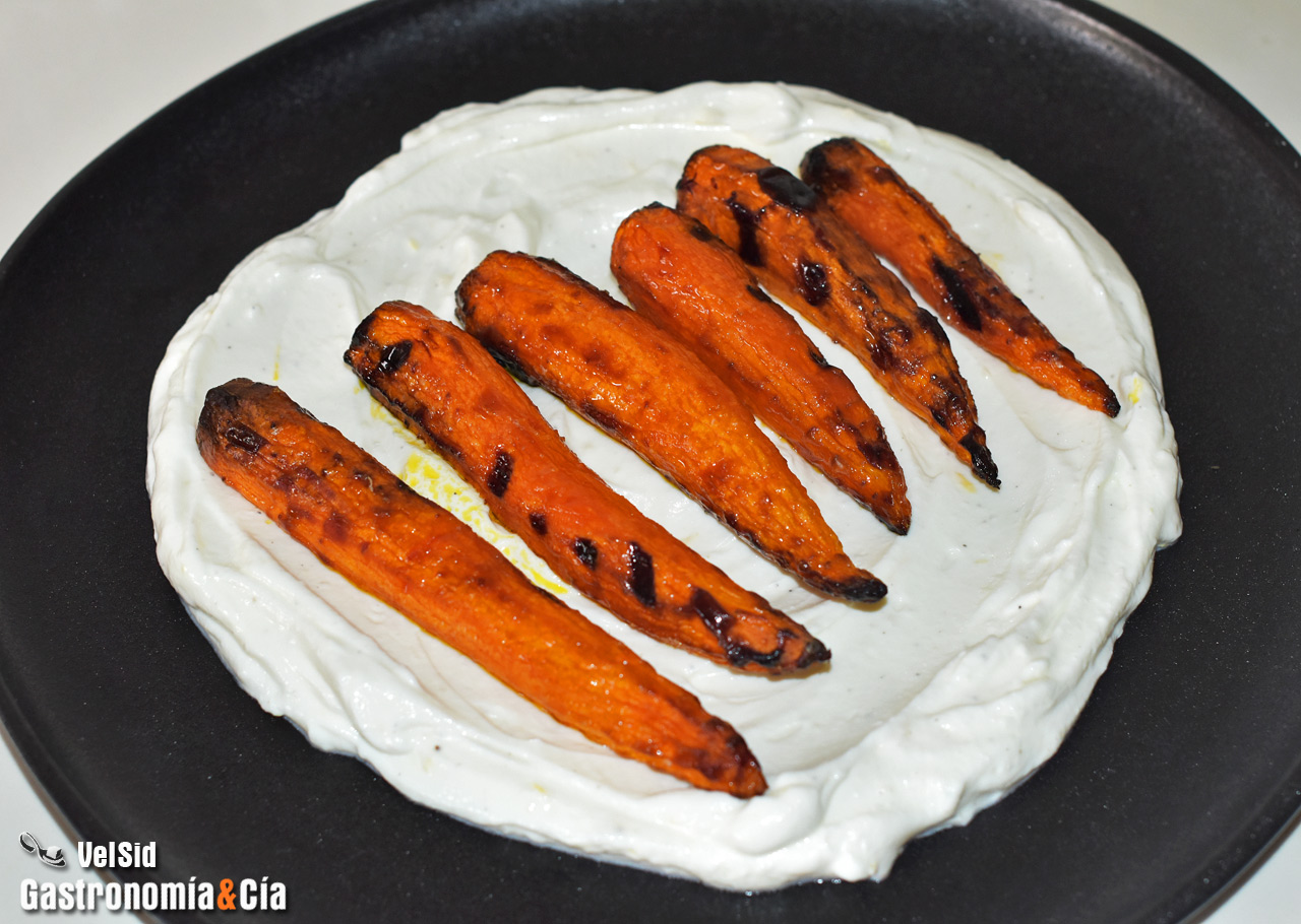 Zanahorias asadas con salsa de yogur