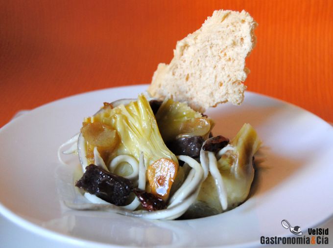 Alcachofas con gulas y cecina