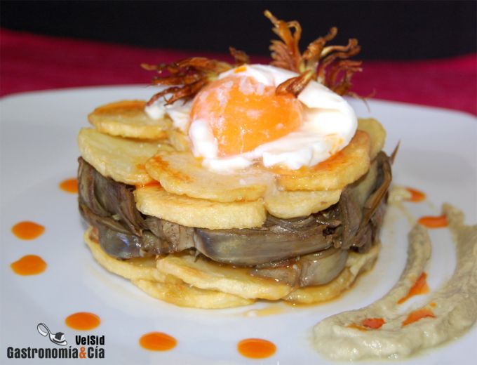 Milhojas de alcachofas y patatas con huevo mollet