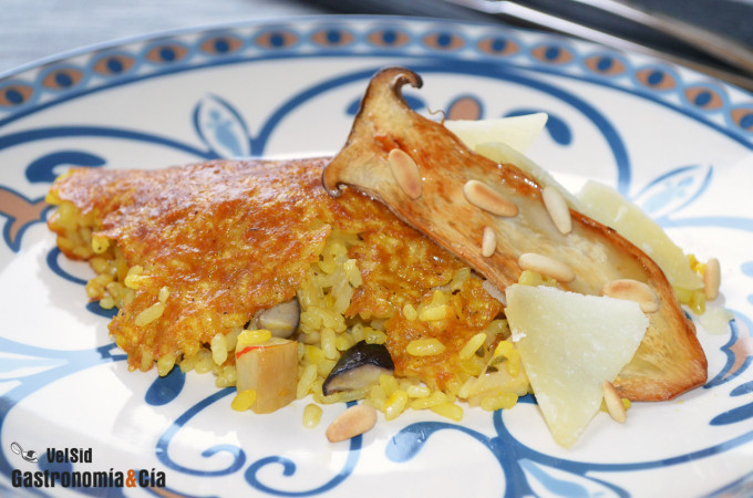 Arroz al azafrán con setas de cardo y piñones