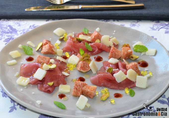 Carpaccio de ternera con brevas y sriracha