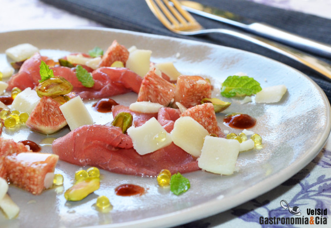 Carpaccio de ternera con brevas y sriracha