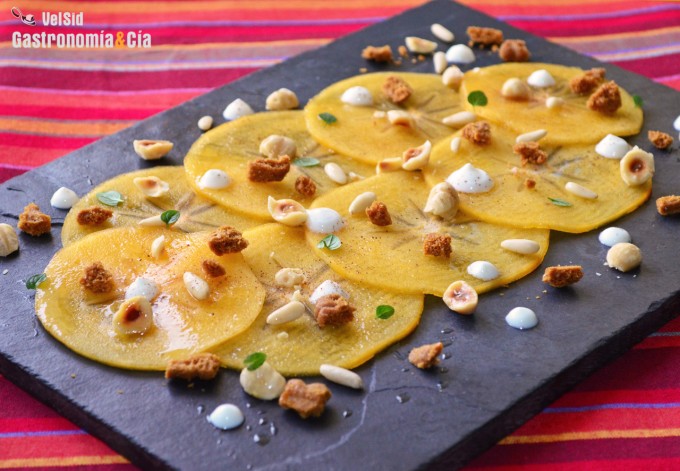 Carpaccio de caqui persimon con frutos secos