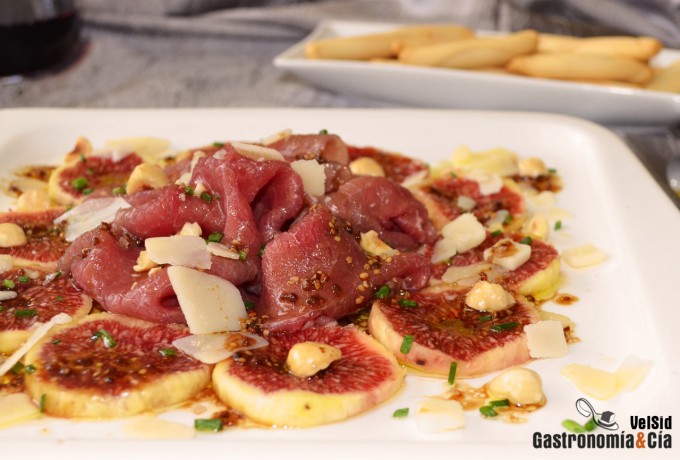 Carpaccio de ternera con higos y vinagreta de mostaza