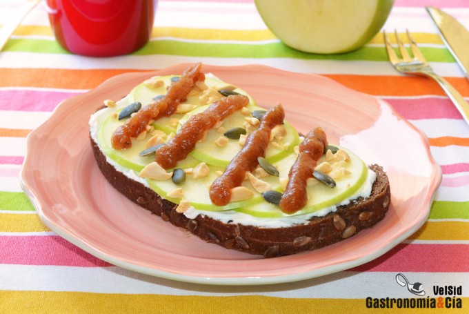 Tostada de centeno con queso crema, manzana verde y dát