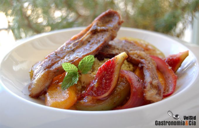 Cordero con cuscús al comino y frutas con miel