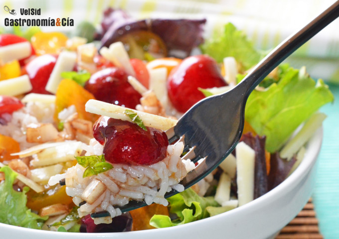 Ensalada de arroz con cerezas y queso de oveja