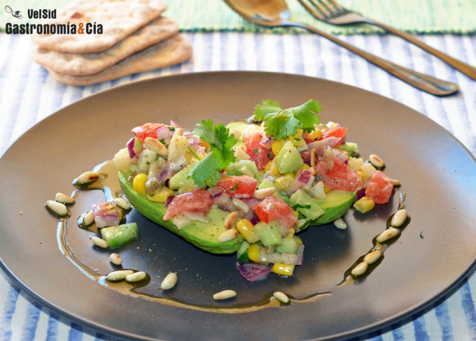 Ensalada de aguacate con palmitos y piñones tostados, u