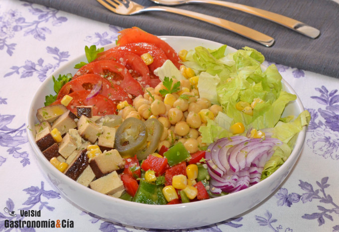 Ensalada de garbanzos, tofu ahumado y jalapeños