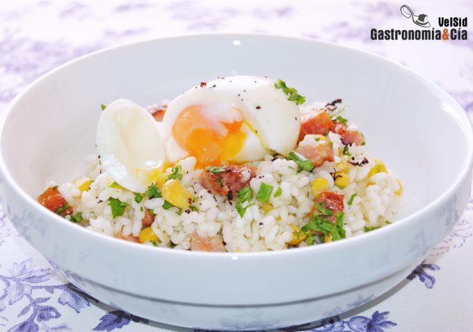 Ensalada de arroz, bacon y huevo