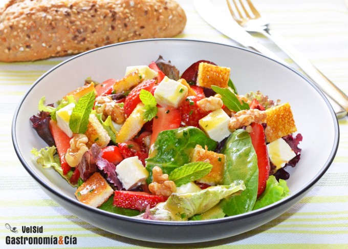 Ensalada con fresas, queso feta y vinagreta de miel