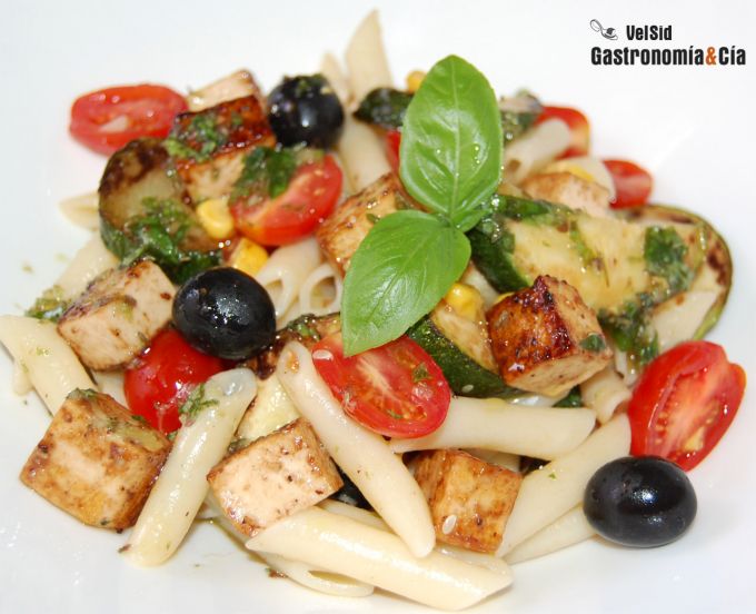 Ensalada de pasta con tofu