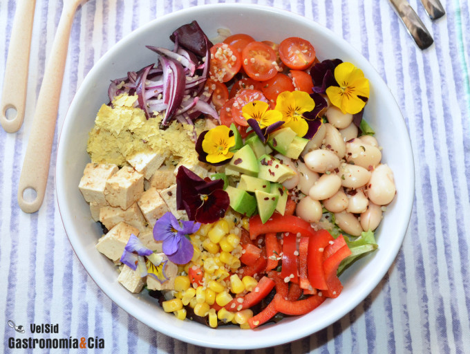 Ensalada con alubias blancas y tofu marinado