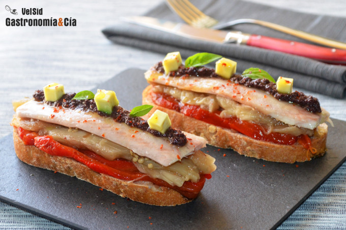 Tosta de escalibada con anguila ahumada y tapenade