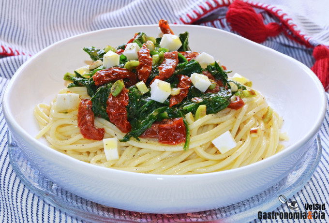 Espaguetis con espinacas y tomates secos