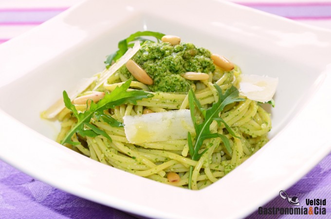 Espaguetis con pesto de rúcula