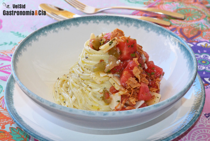 Espaguetis cremosos con tomate y jalapeños