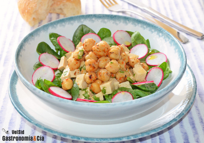 Ensalada de espinacas baby, garbanzos y tofu marinado