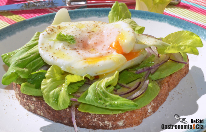 Tostada con huevo escalfado, aguacate y pak choi