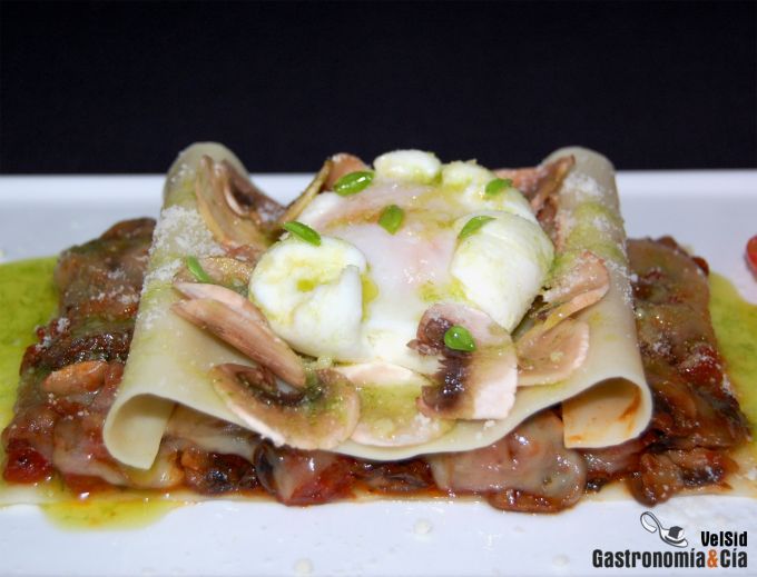 Lasaña de champiñones con huevo poché