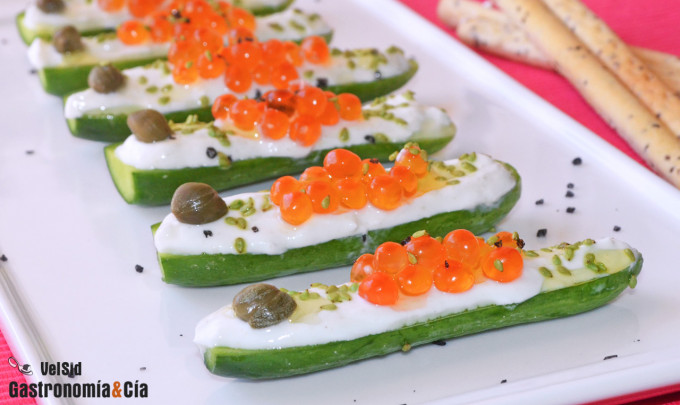 Mini pepinos con queso y huevas de salmón