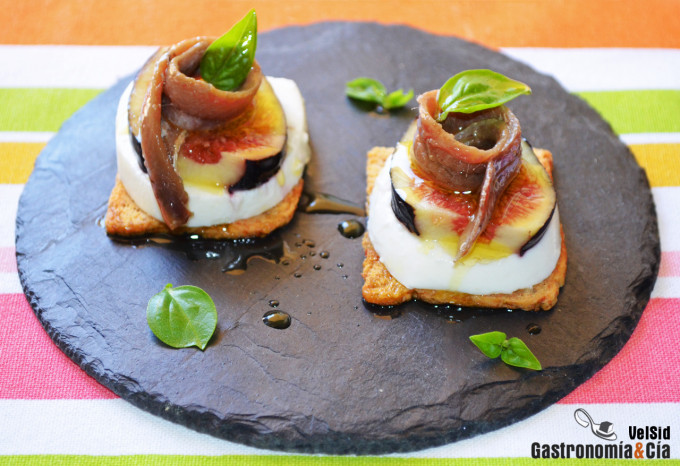 Canapés de mozzarella, higo y anchoa