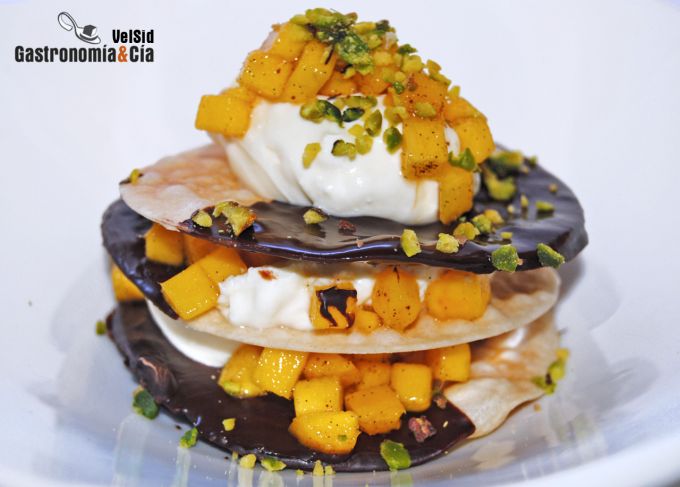 Obleas de chocolate con mango y pistachos