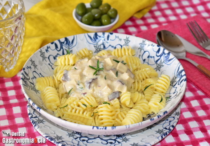 Pasta con bechamel ahumada de tofu y estragón