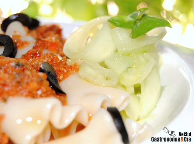 Pasta de lasaña rizada con pesto rojo, pepino y aceitun