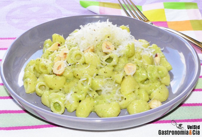 Pipe rigate con pesto de eneldo, manzana y avellanas