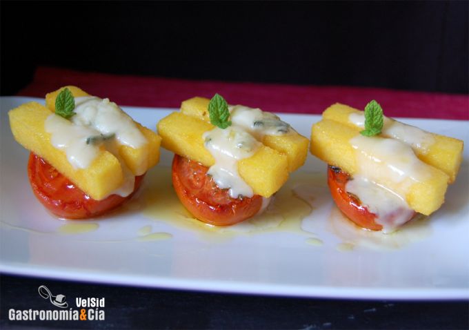 Polenta frita con tomates al horno y gorgonzola