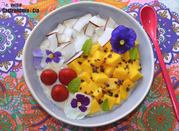 Porridge frío de coco y mango