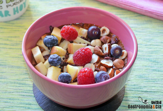 Porridge de moca con manzana y avellanas