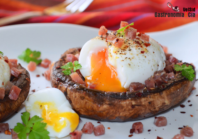 Portobello gigante con huevo mollet y jamón