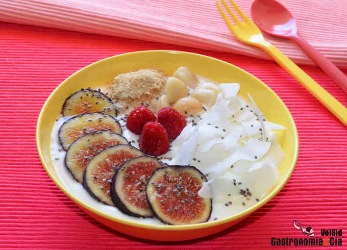 Queso batido con higos y coco