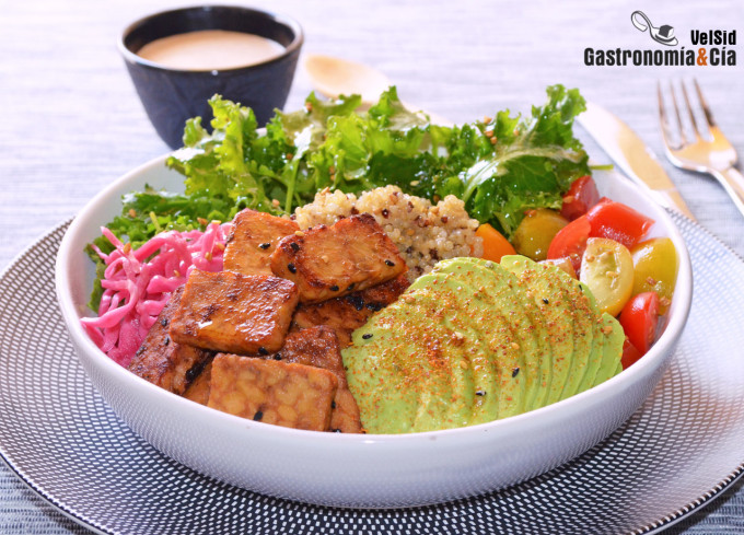 Ensalada de quinoa, tempeh, aguacate y brotes de kale