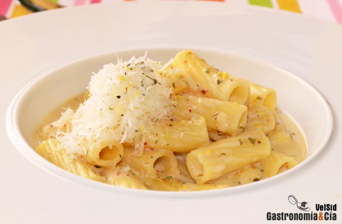 Rigatoni con sopa de parmesano