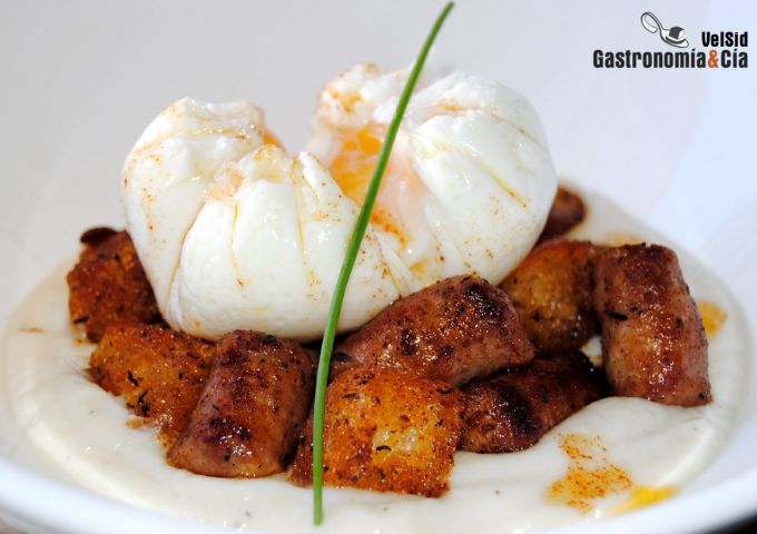 Salchichas y huevo poché sobre crema de coliflor